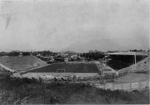 Estádio de São Januário logo após sua inauguração. Ainda não havia a curva que forma o "U" característico do Estádio.